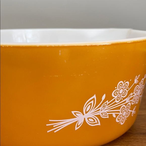 Pyrex butterfly gold casserole dish - Picture 2 of 11